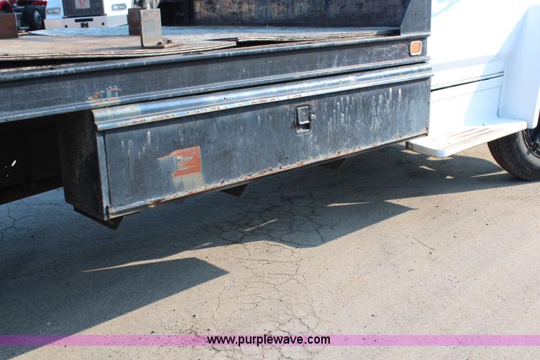 image for item G5021 1983 Ford F600 flatbed truck