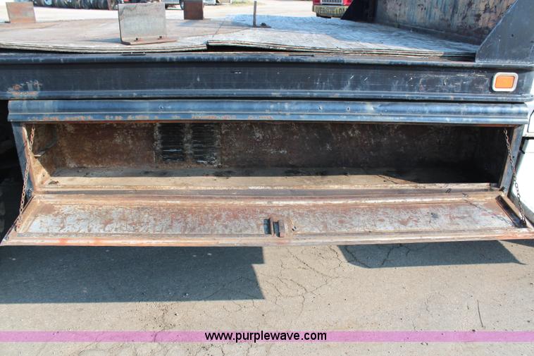 image for item G5021 1983 Ford F600 flatbed truck