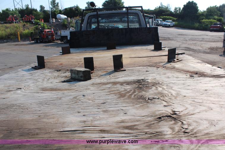 image for item G5021 1983 Ford F600 flatbed truck