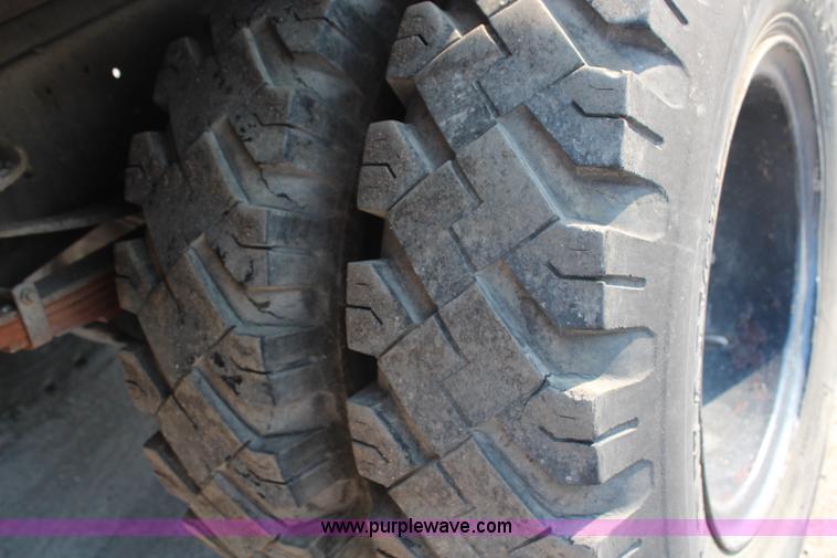 image for item G5021 1983 Ford F600 flatbed truck