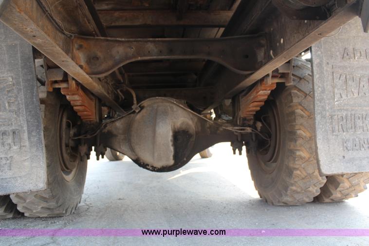 image for item G5021 1983 Ford F600 flatbed truck