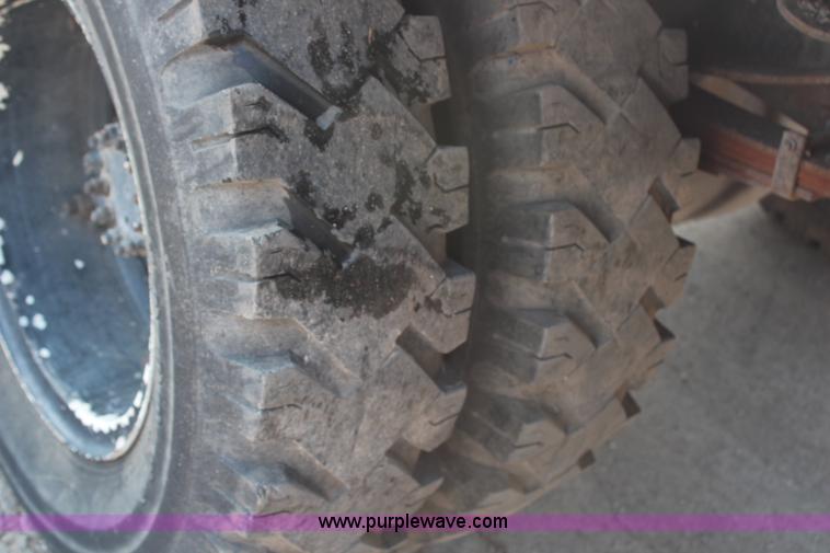 image for item G5021 1983 Ford F600 flatbed truck