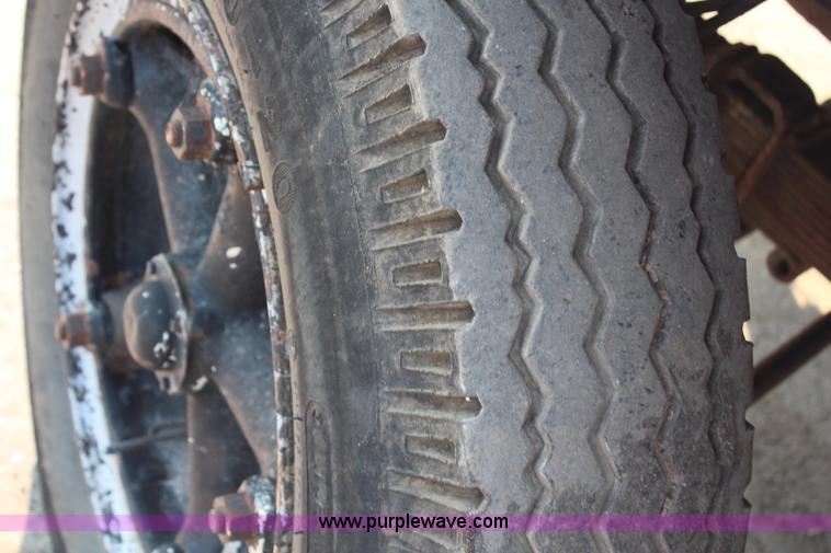 image for item G5021 1983 Ford F600 flatbed truck