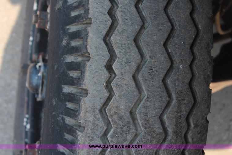 image for item G5021 1983 Ford F600 flatbed truck