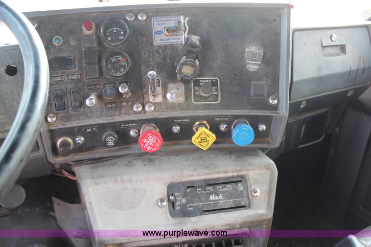 image for item G5022 1994 Mack RD688S dump truck