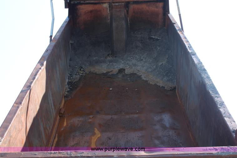 image for item G5022 1994 Mack RD688S dump truck