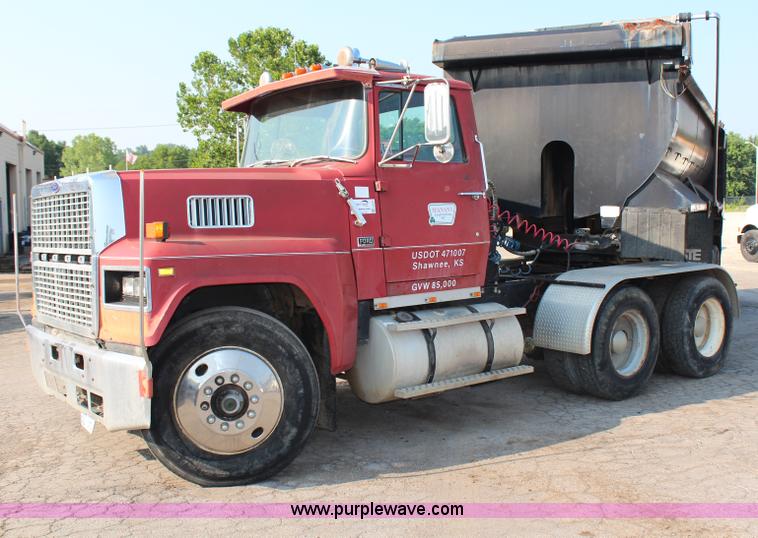 image for item G5023 1986 Ford LTL9000 semi truck