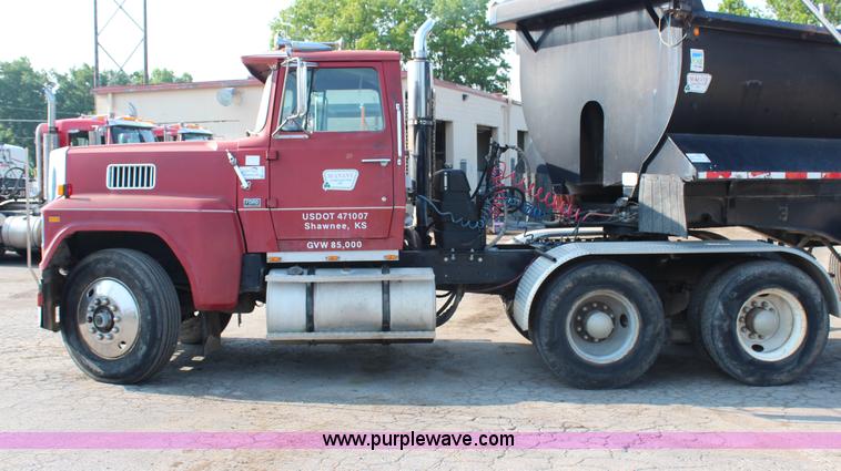 image for item G5023 1986 Ford LTL9000 semi truck