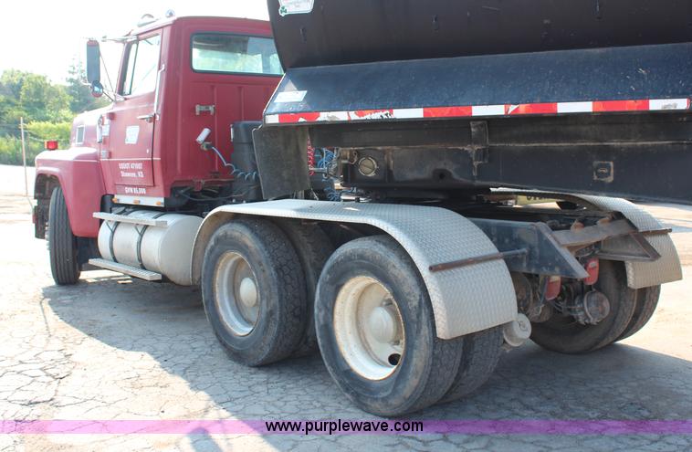 image for item G5023 1986 Ford LTL9000 semi truck