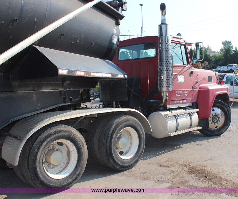 image for item G5023 1986 Ford LTL9000 semi truck