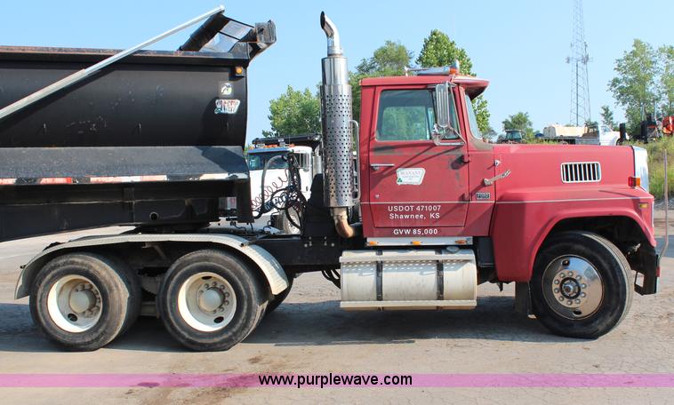 image for item G5023 1986 Ford LTL9000 semi truck