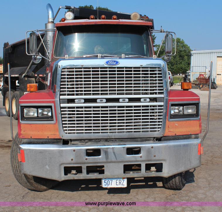 image for item G5023 1986 Ford LTL9000 semi truck