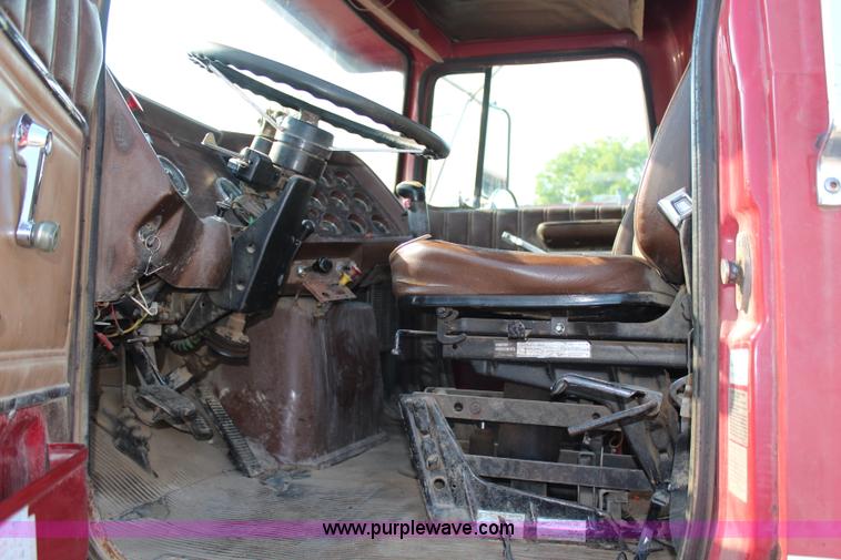 image for item G5023 1986 Ford LTL9000 semi truck