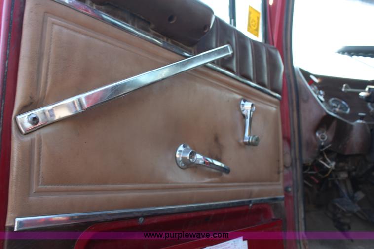 image for item G5023 1986 Ford LTL9000 semi truck