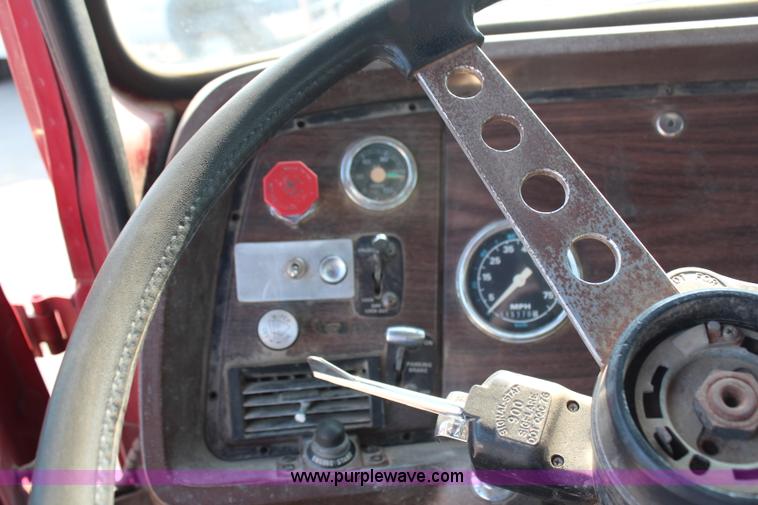 image for item G5023 1986 Ford LTL9000 semi truck