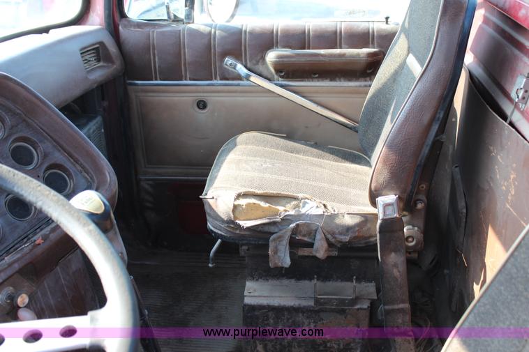 image for item G5023 1986 Ford LTL9000 semi truck