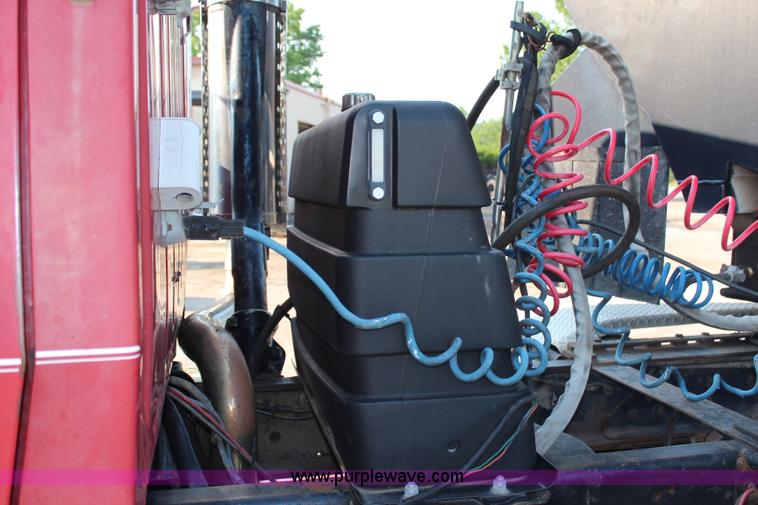 image for item G5023 1986 Ford LTL9000 semi truck