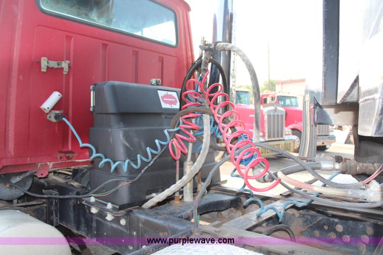 image for item G5023 1986 Ford LTL9000 semi truck