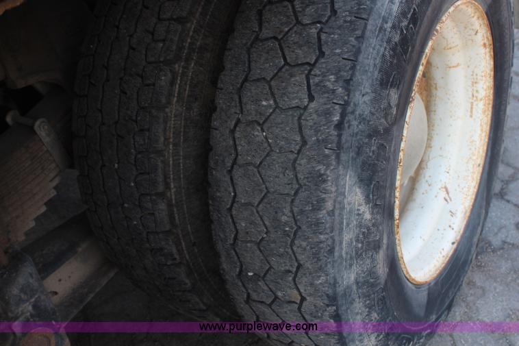 image for item G5023 1986 Ford LTL9000 semi truck