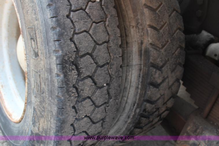 image for item G5023 1986 Ford LTL9000 semi truck