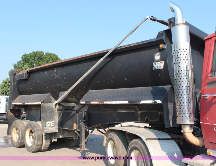 image for item G5024 1985 Freuhauf barrel end dump trailer