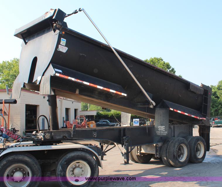 image for item G5024 1985 Freuhauf barrel end dump trailer