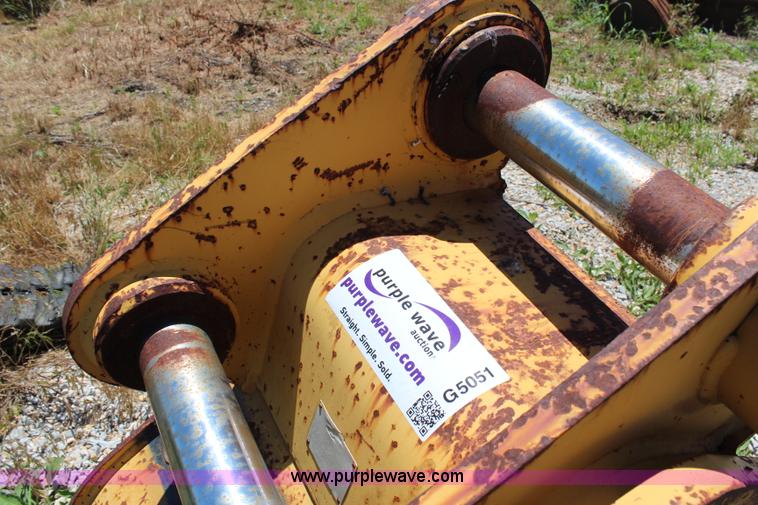 image for item G5051 Caterpillar 320E 24" three tooth excavator bucket