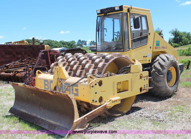 image for item G5058 1999 Bomag vibratory pad foot roller