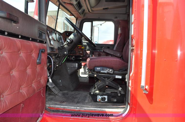 image for item G6059 1998 International 9200 Eagle semi truck