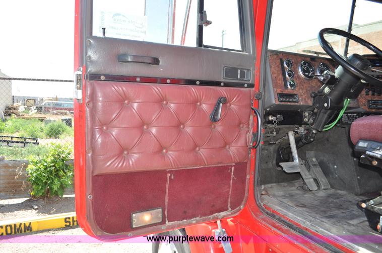 image for item G6059 1998 International 9200 Eagle semi truck