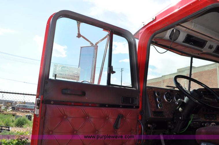 image for item G6059 1998 International 9200 Eagle semi truck