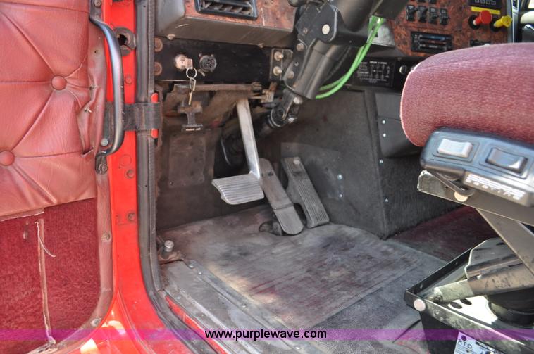 image for item G6059 1998 International 9200 Eagle semi truck