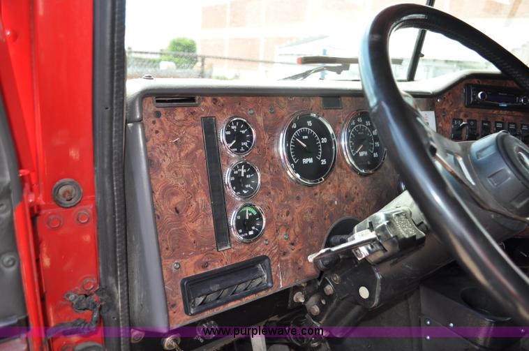 image for item G6059 1998 International 9200 Eagle semi truck