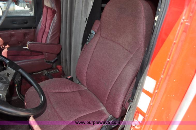 image for item G6059 1998 International 9200 Eagle semi truck