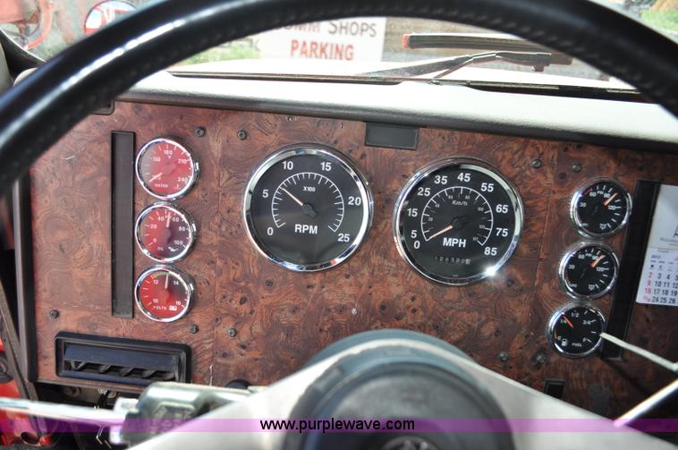 image for item G6059 1998 International 9200 Eagle semi truck