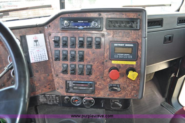 image for item G6059 1998 International 9200 Eagle semi truck