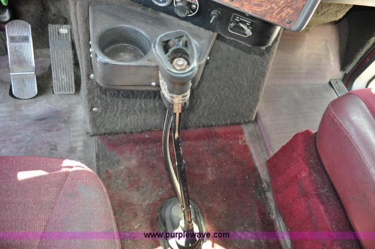 image for item G6059 1998 International 9200 Eagle semi truck