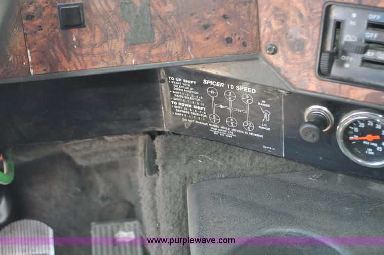 image for item G6059 1998 International 9200 Eagle semi truck