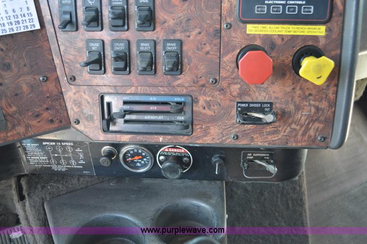 image for item G6059 1998 International 9200 Eagle semi truck