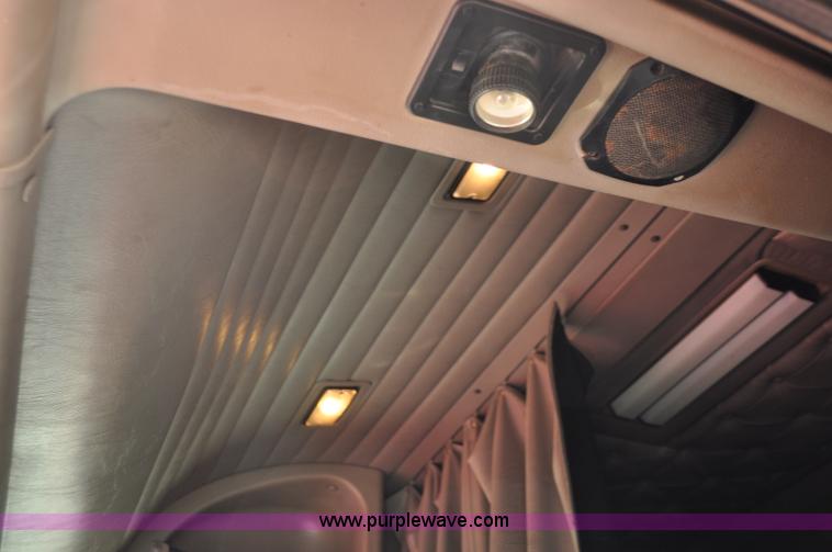 image for item G6059 1998 International 9200 Eagle semi truck