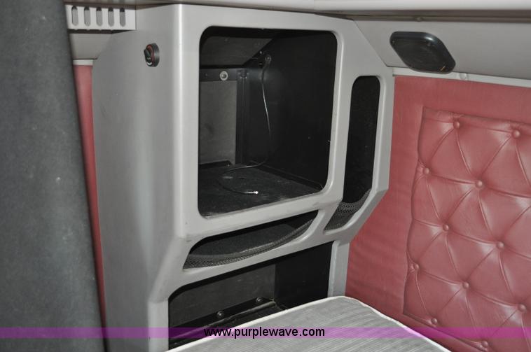 image for item G6059 1998 International 9200 Eagle semi truck