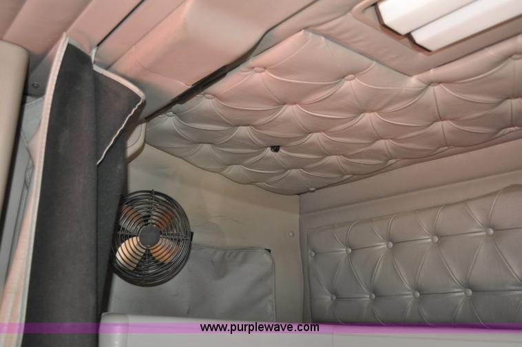 image for item G6059 1998 International 9200 Eagle semi truck