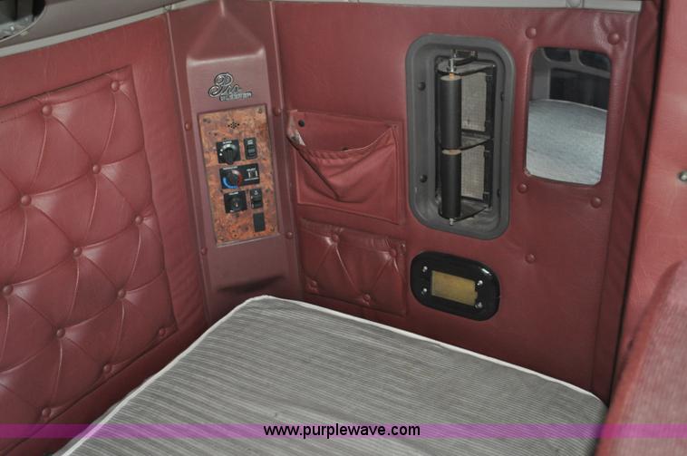 image for item G6059 1998 International 9200 Eagle semi truck