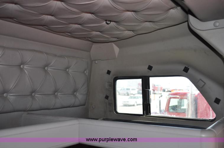 image for item G6059 1998 International 9200 Eagle semi truck