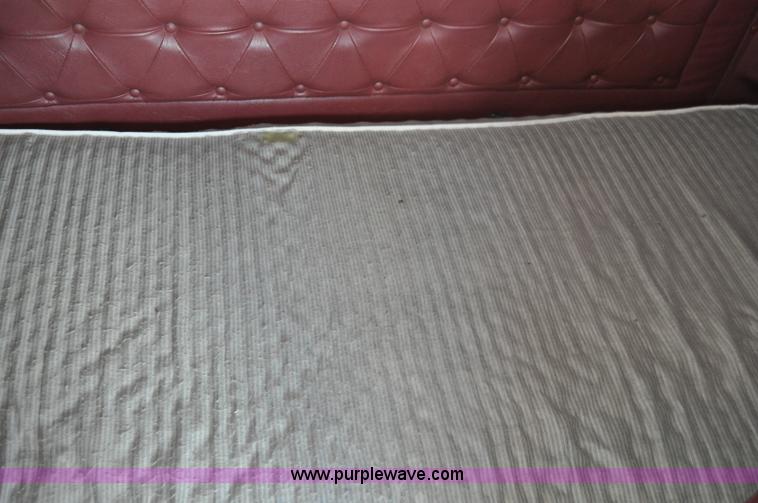 image for item G6059 1998 International 9200 Eagle semi truck