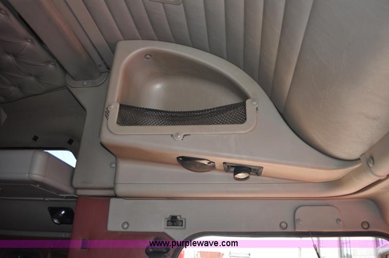 image for item G6059 1998 International 9200 Eagle semi truck