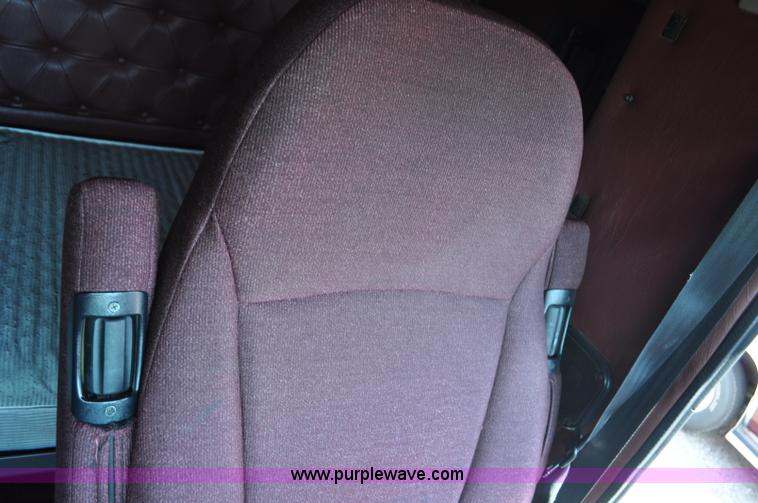 image for item G6059 1998 International 9200 Eagle semi truck