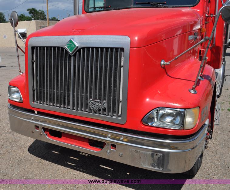 image for item G6059 1998 International 9200 Eagle semi truck