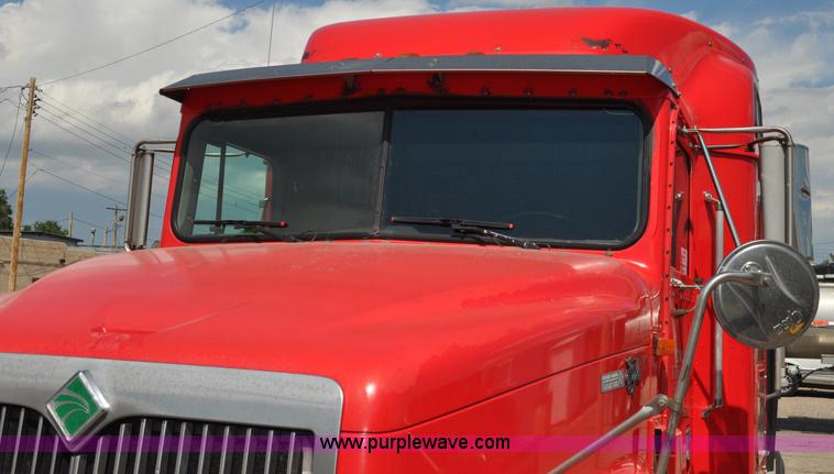 image for item G6059 1998 International 9200 Eagle semi truck