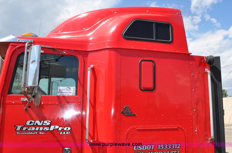 image for item G6059 1998 International 9200 Eagle semi truck